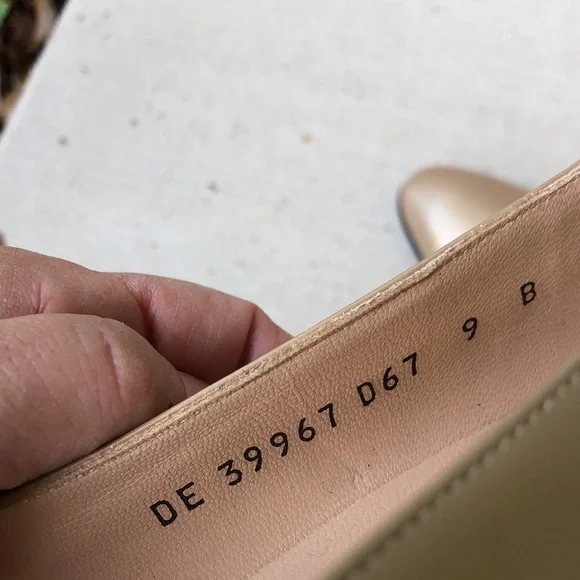 Like new! - SALVATORE FERRAGAMO Metallic Pumps Heels - Picture 3 of 10